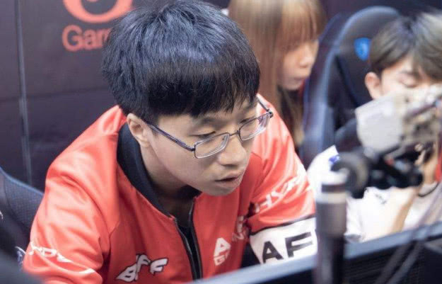 今天的德国杯首发阵容： Tarzan 对阵他旧俱乐部 Weibo Gaming