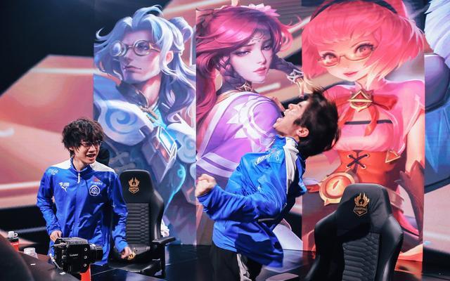 这是Quesanti！ TheShy 坚持住1v3 JIEJIE 刺穿 Ninjas in Pyjamas Invictus Gaming 赢得了第一局